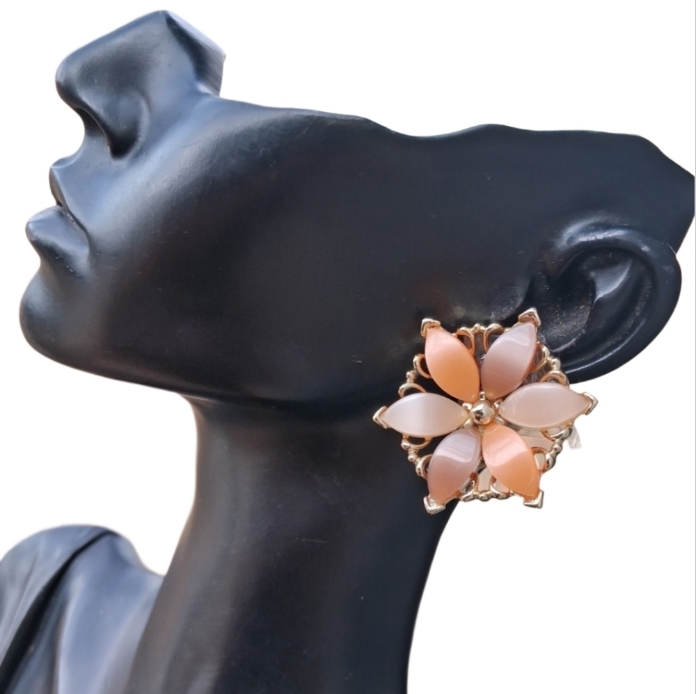 Vtg 1950s Thermoset Lucite Flower Clip On Earrings Peach Mocha Mid-Century